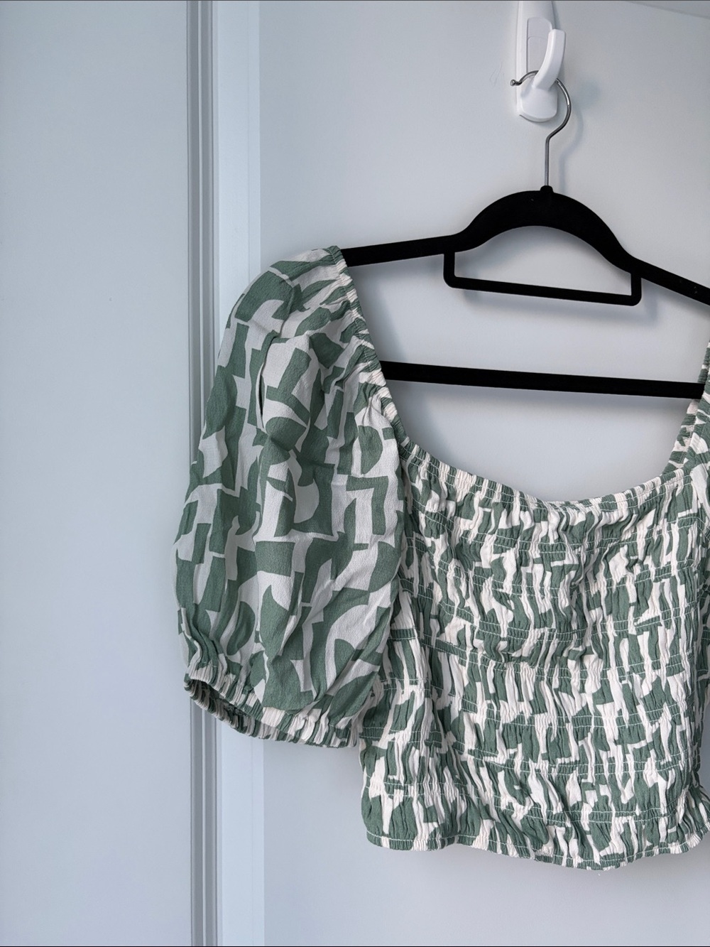 NWOT Dynamite Puff Sleeve Crop Top - Picture 2 of 5